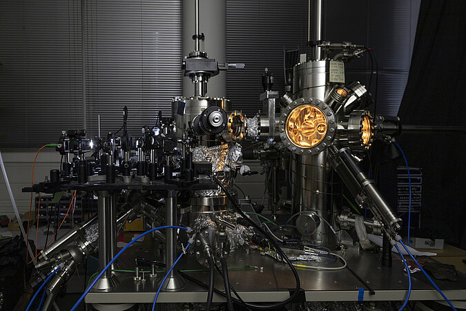Sonder la lumière émise par un semi-conducteur 2D imagé à l’échelle atomique